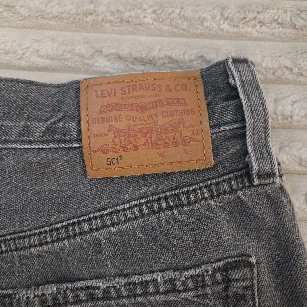 Levi's 501 Original Shorts Size 27 W27 Black Jean Frayed Cutoff Button Fly - Picture 9 of 12